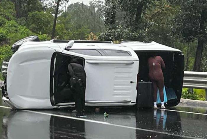 Ocupantes de una camioneta resultan ilesos después de choque y volcadura en la Siglo XXI
