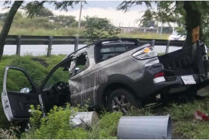 Ocupantes de una camioneta sobreviven a una volcadura en la Morelia-Pátzcuaro