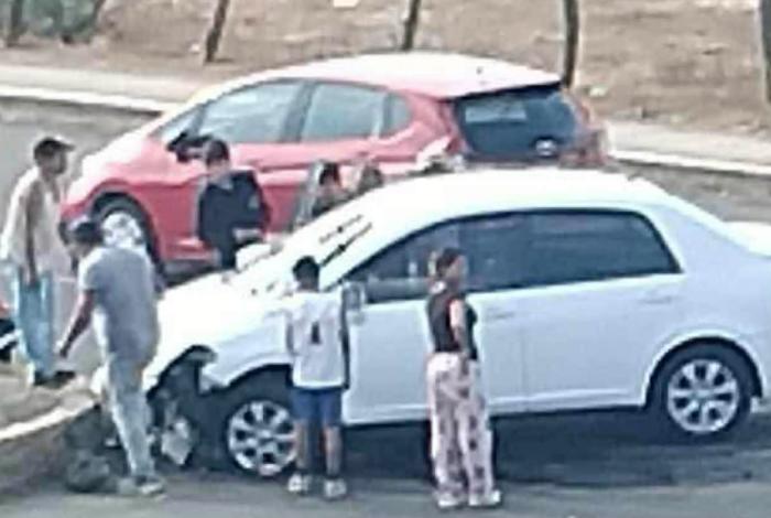 Ocurre choque entre dos vehículos al sur de Morelia