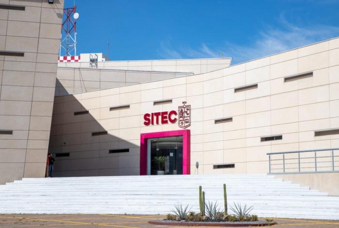 Oficial se quita la vid4 en instalaciones del C5, en Morelia