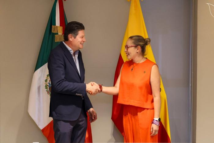 Ofrece Alfonso Martínez ruta a Yarabí Ávila para saldar históricos adeudos de UMSNH