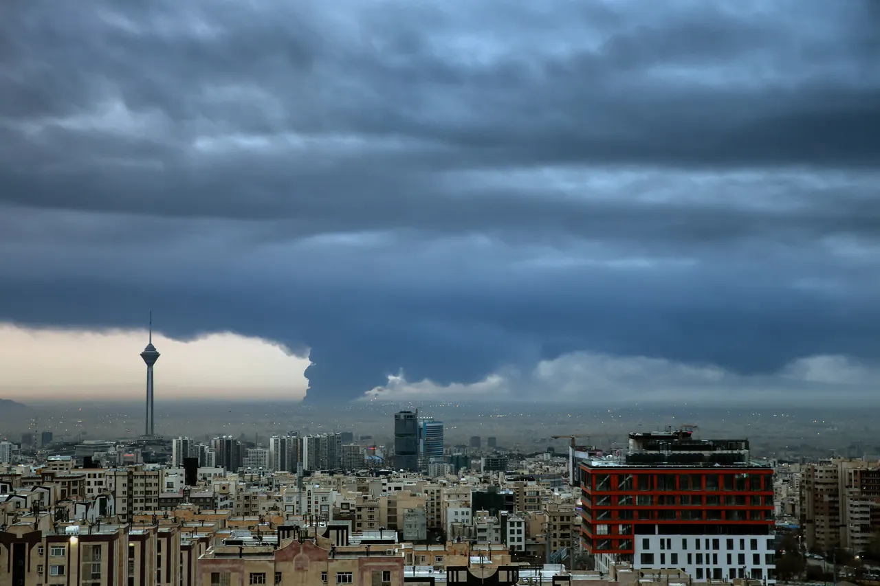 OMS genera alerta por “lluvia negra” en Irán