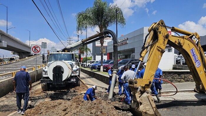 OOAPAS repara socavón en salida a Mil Cumbres