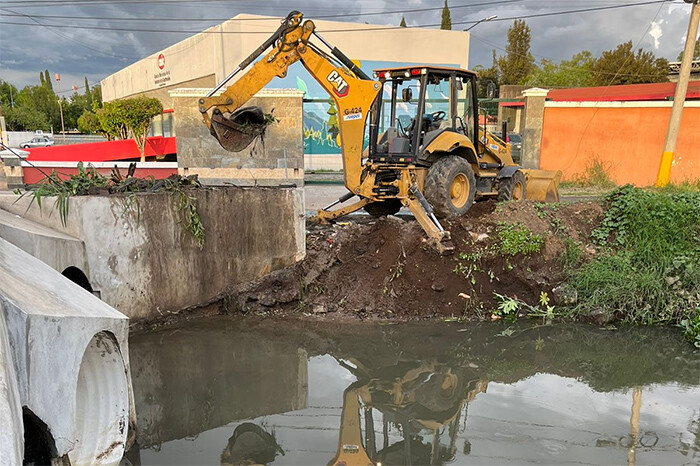 OOAPAS retira 7 toneladas de material, principalmente basura, del cruce del dren Barajas con Siervo de la Nación