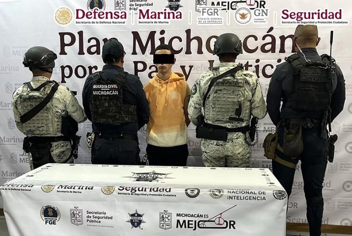 Operativo en Michoacán asegura armas, explosivos y 2 detenidos