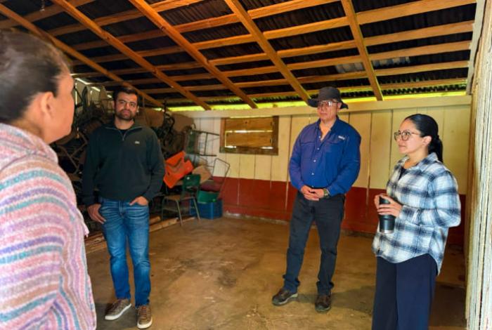 Otorga Yohana Mendoza Material para la construcción del desayunador del telebachillerato de el Tepamal