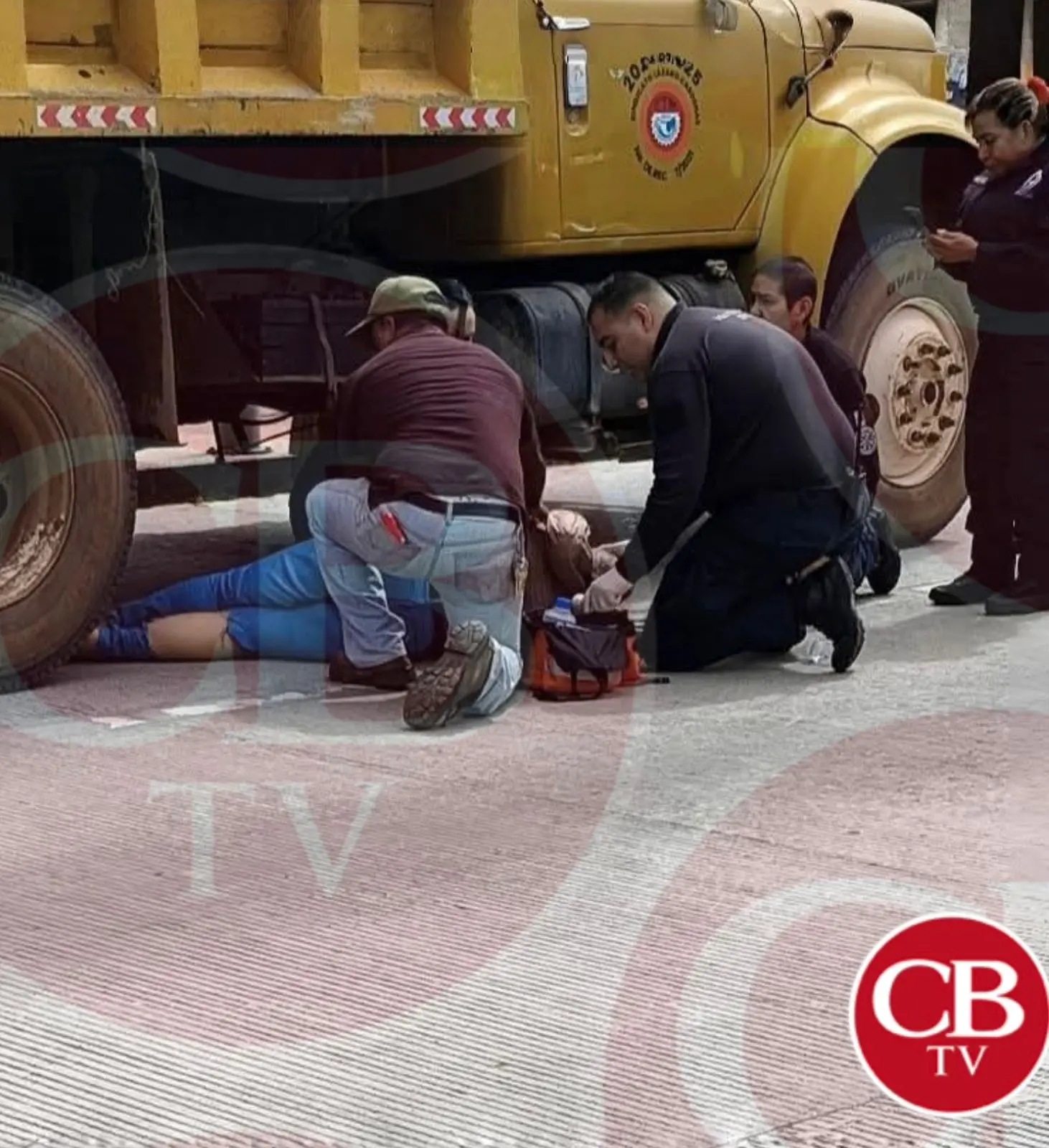 Otra muerte por un camión de volteo, ahora fue en Zitácuaro
