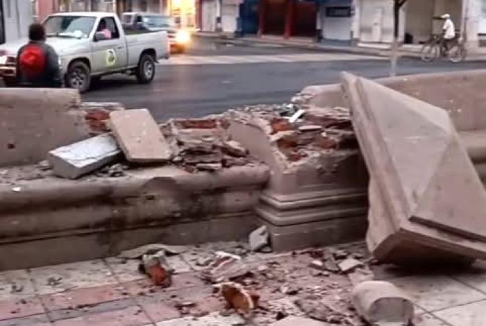 Otra vez choca un auto contra banca del Jardín de los Constituyentes en Apatzingán