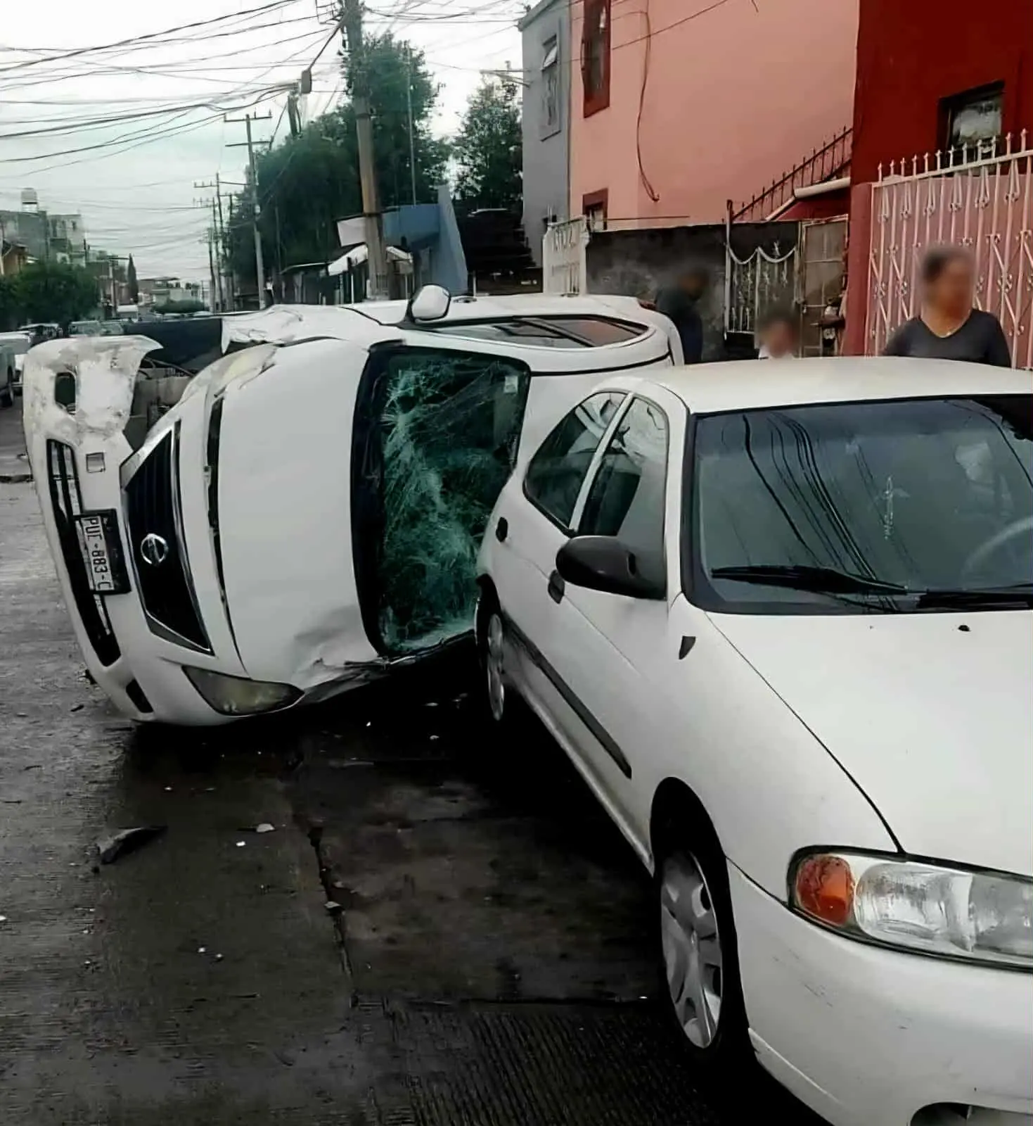 Otra volcadura en calles de Uruapan