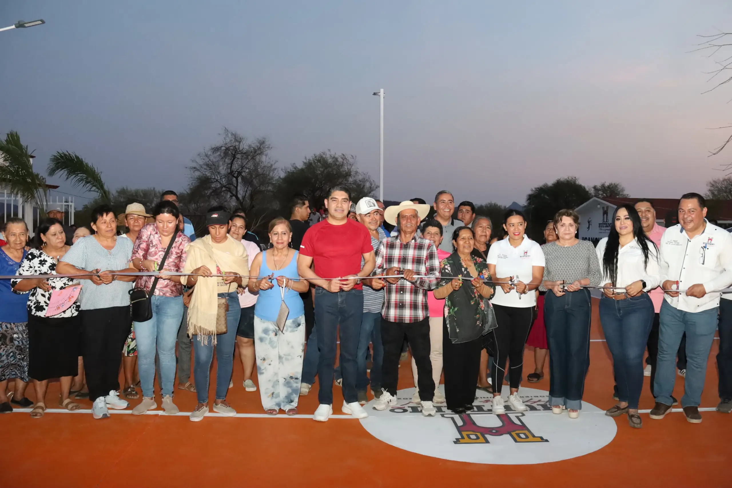 Pablo Varona entrega cancha de voleibol en Tziritzícuaro, comunidad de Huetamo