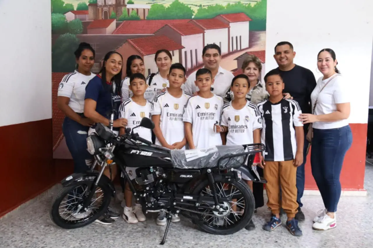 Pablo Varona Estrada, apoya seleccionados de Huetamo rumbo al nacional Sub-10