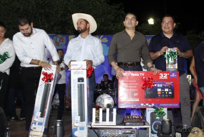 Pablo Varona festeja a los papás de Huetamo