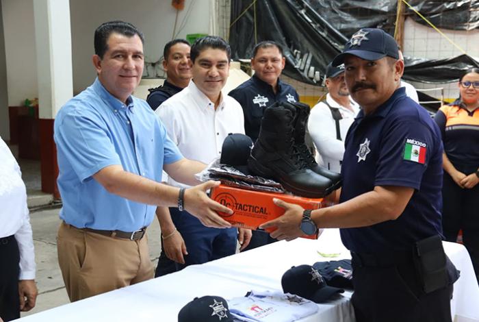 Pablo Varona fortalece sus equipos de seguridad, Tránsito y Protección Civil con uniformes nuevos en Huetamo