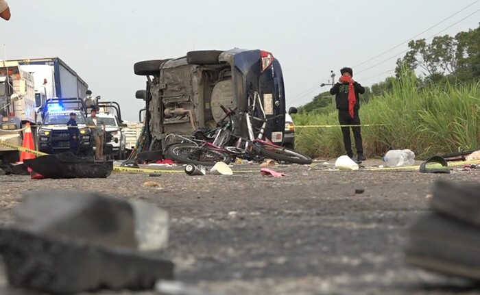 Padre e hija mueren luego de que un automóvil arrollara a una caravana de migrantes en Oaxaca