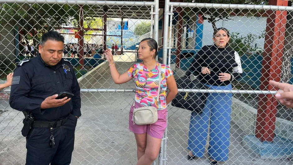 Padres cierran primaria a la fuerza luego de acusaciones de acoso en Nuevo León