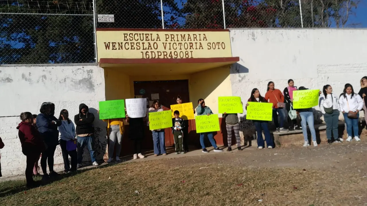 Padres de familia denuncian falta de docentes en primaria “Wenceslao Victoria Soto”