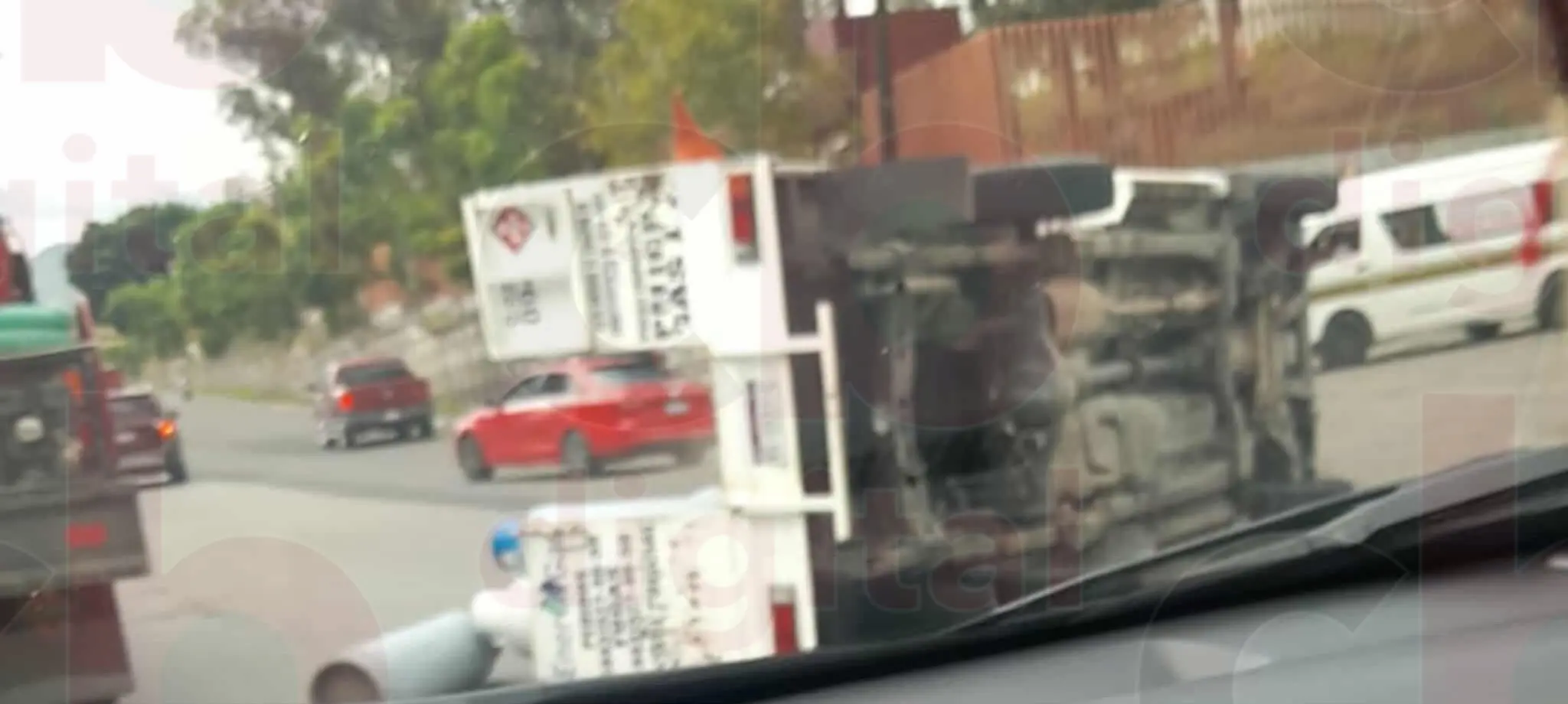 Pánico por volcadura de camión de gas en Morelia