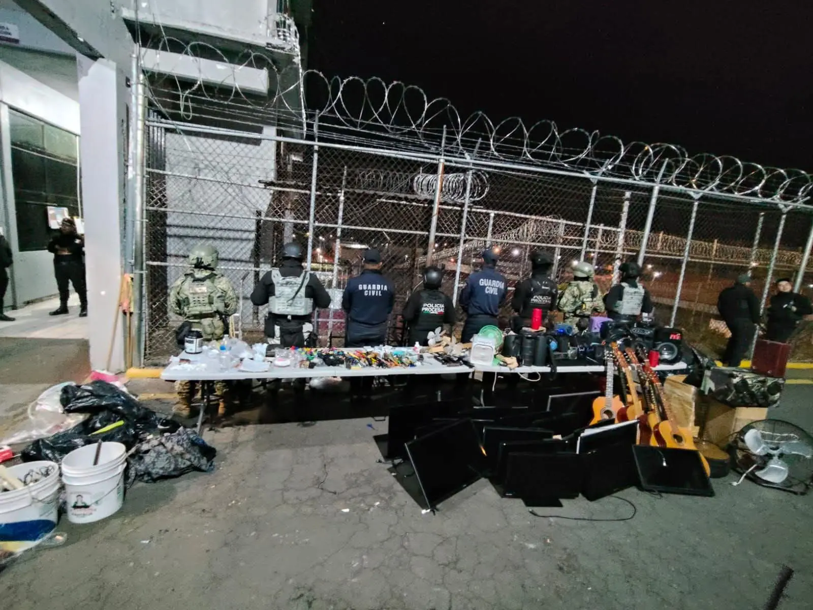 Pantallas, celulares, dinero parte de lo incautado en el Cereso de Uruapan