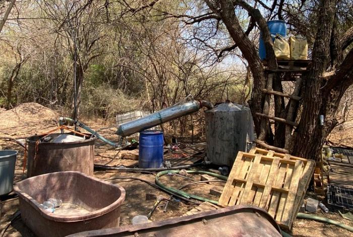 Parácuaro: Desmantelan narcolaboratorio, aseguran condensadores y drogas