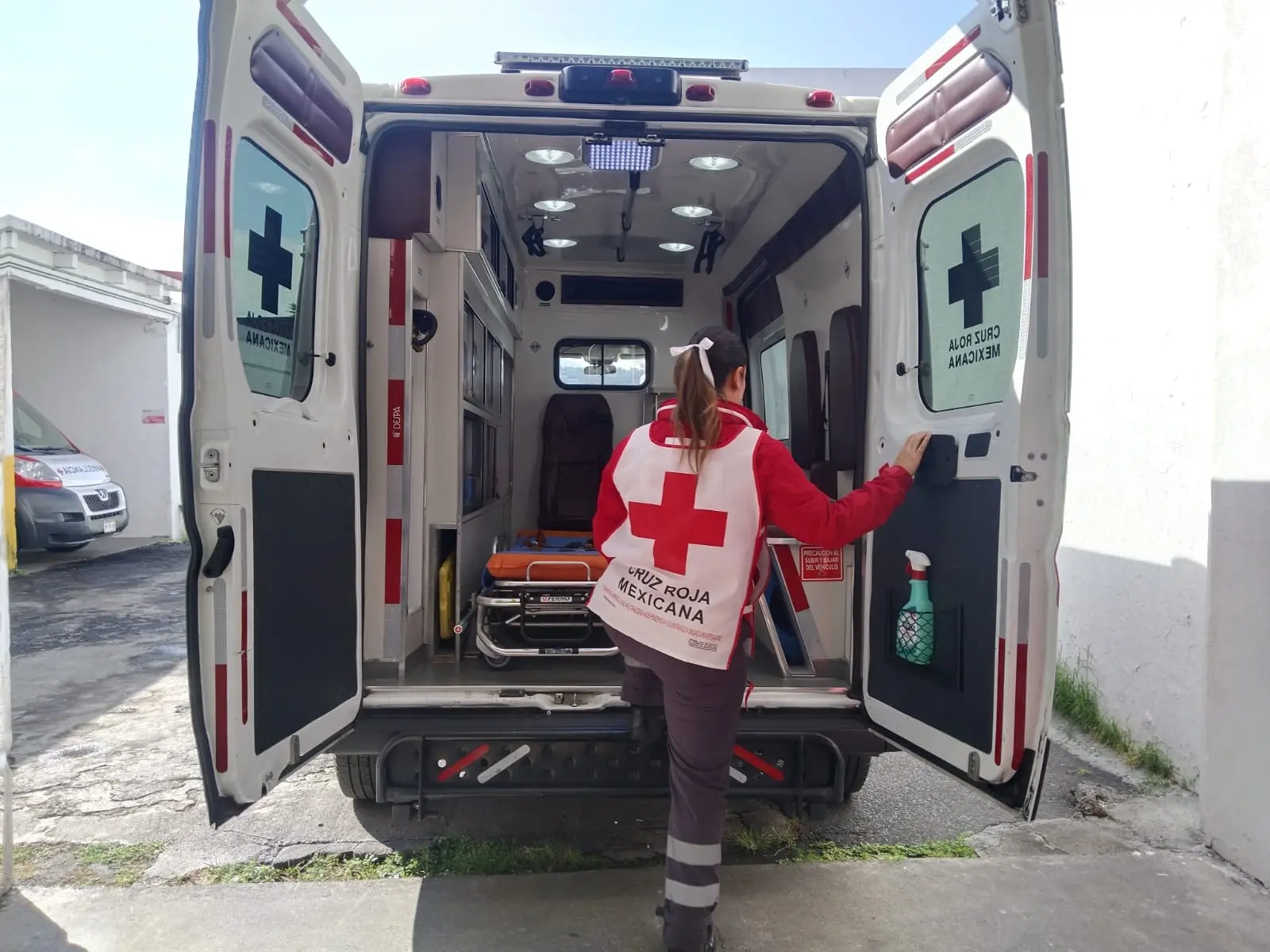 Paramédico de la Cruz Roja Mexicana se preparan para la temporada Navideña