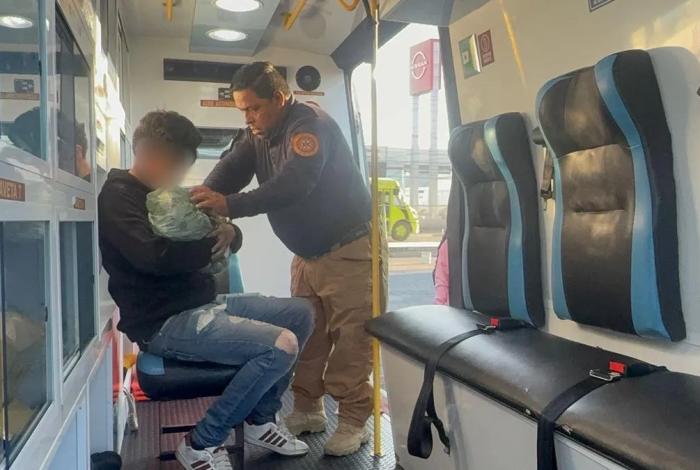 Paramédicos ayudan a mujer a dar a luz en combi de Ecatepec