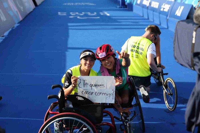 Paratleta Brenda Osnaya pide matrimonio a su novia tras finalizar participación en París