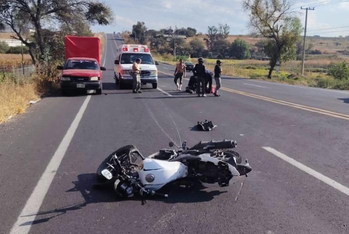 Pareja de jóvenes se accidenta a bordo de su motocicleta, en la carretera La Piedad-Numarán