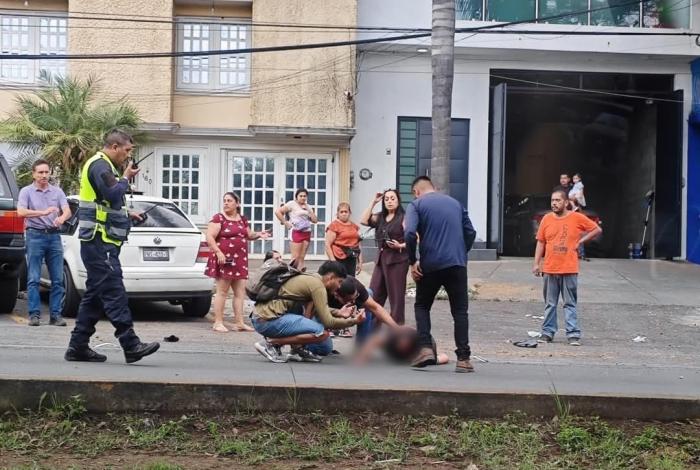 Pareja de motociclistas sufre grave accidente tras ser embestida por auto que se dio a la fuga en Uruapan