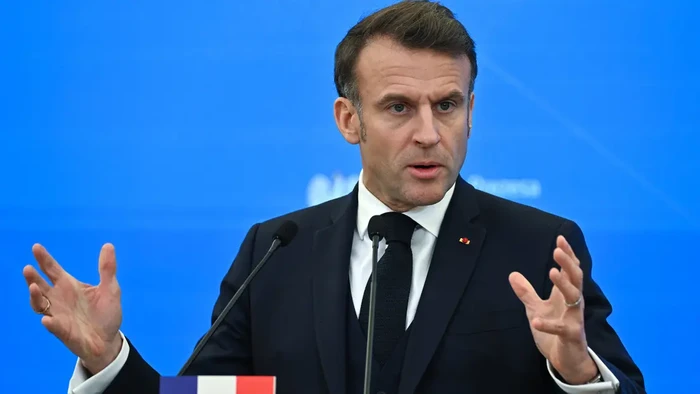 París defiende polémico gesto de Macron