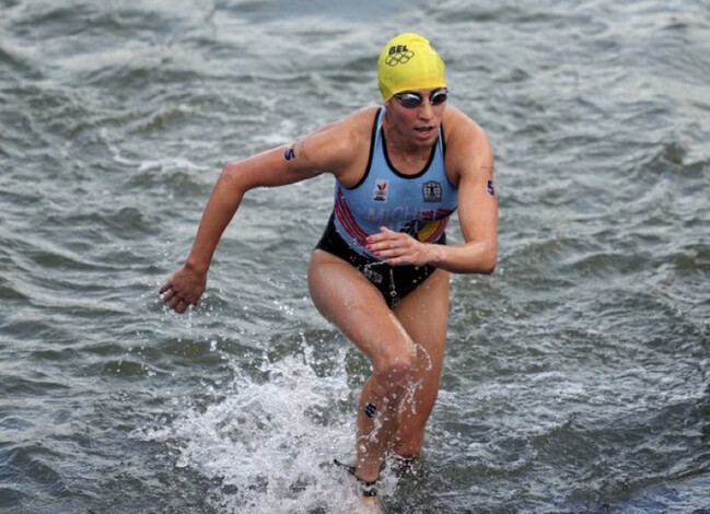 #París2024 | La triatleta Claire Michel se encuentra internada tras nadar en el río Sena