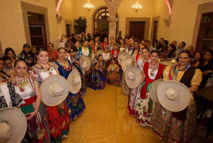 Pasarela Monumental de la China Poblana, deslumbra con trajes llenos de belleza y tradición