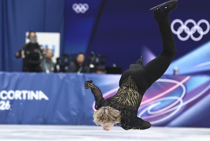 Patinador Ilia Malinin hace salto que estuvo prohibido 50 años debido a su peligrosidad