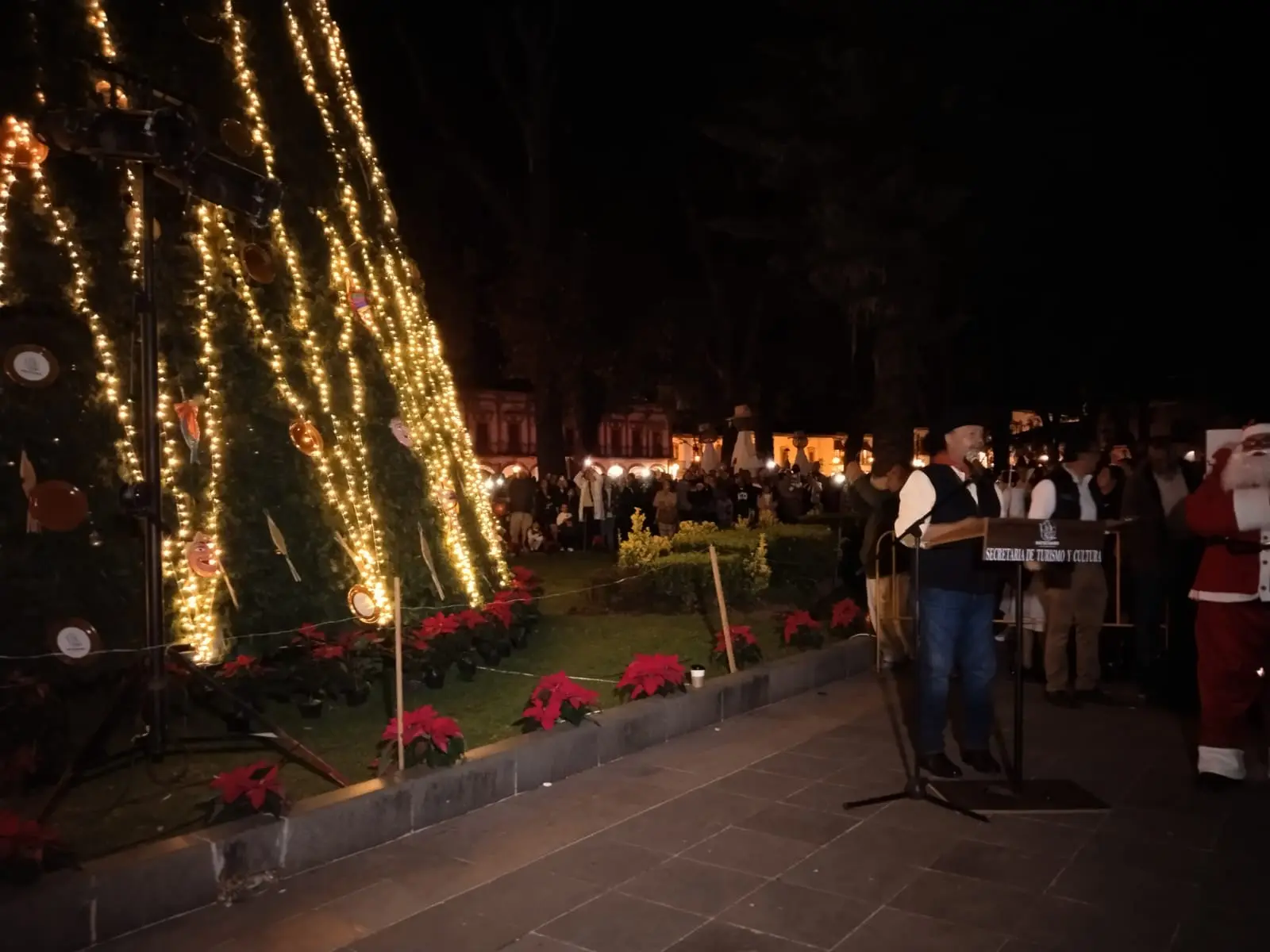 Pátzcuaro se ilumina con su tradicional encendido del Árbol de Navidad