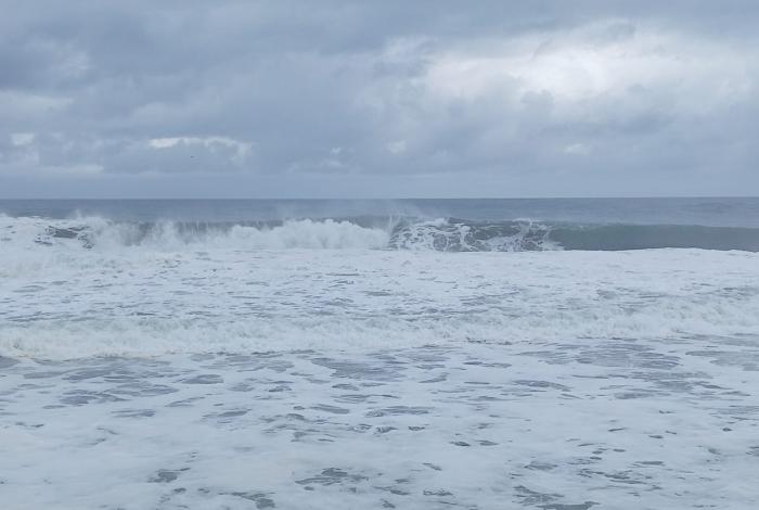 PC emite alerta preventiva ante variación de oleaje en la Costa de Michoacán