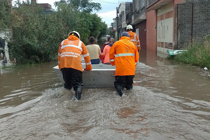 PC Estatal apoya a familias de la Carlos Salazar en Morelia, tras inundación por lluvias