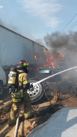 PC Estatal atiende incendio en negocio de grúas en Tarímbaro