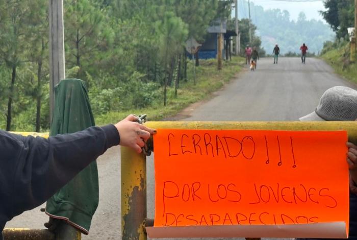Peribán: bloquean carretera para exigir aparezcan Marco, Martín y Édgar