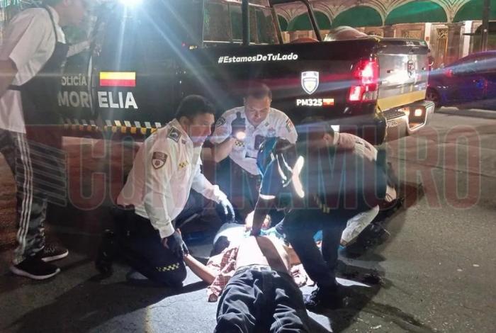 Persona se autolesiona con cuchillo frente a la Catedral de Morelia