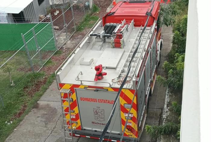Persona sufre descarga eléctrica y es auxiliada por rescatistas, al norte de Morelia