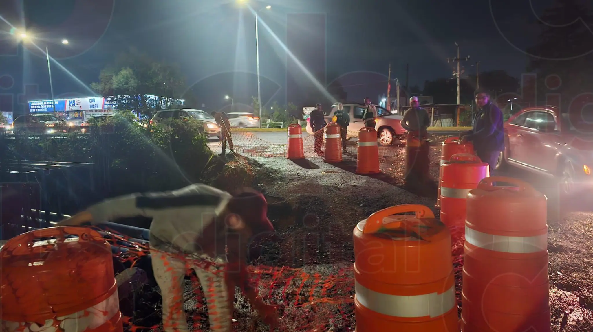 Personal del OOAPAS Morelia atiende fuga de agua en entrada al Vergel 