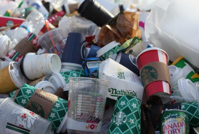 Personas en situación de calle también acumulan basura