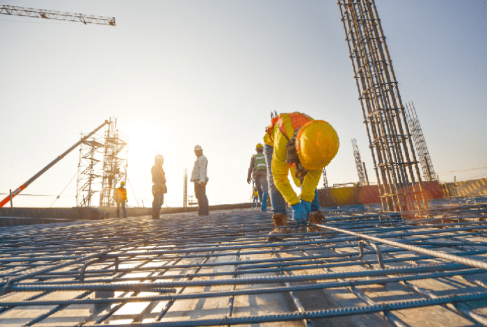 Pese a aumento de 4.9 %, trabajadores hispanos son los que menos ganan en EUA
