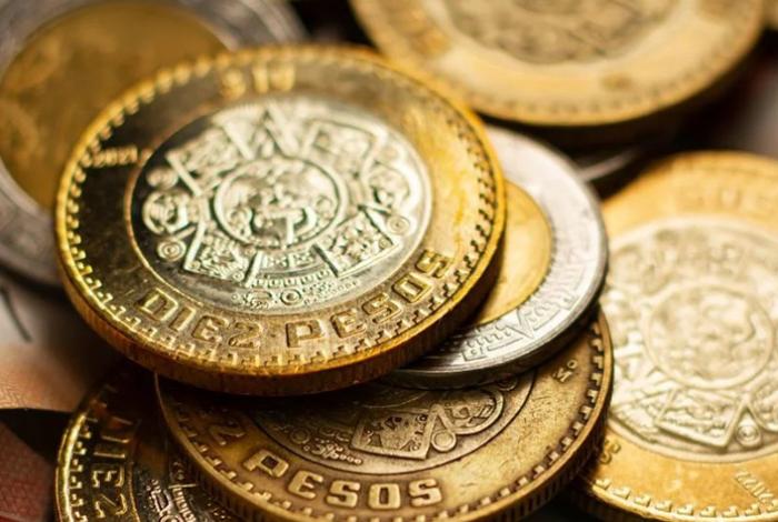 Peso hila 4 alzas frente al dólar y reafirma su nivel por debajo de 18 unidades