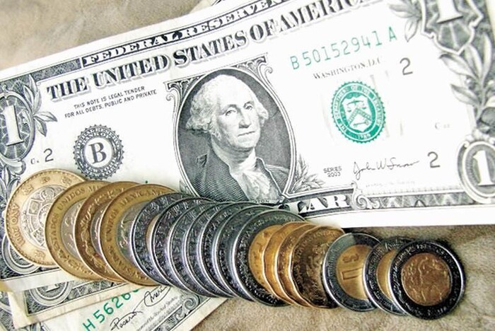 Peso mexicano pierde valor por dólar fuerte y menor actividad industrial