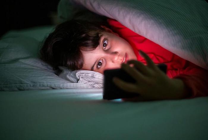 Pide Iglesia católica regulación responsable de celulares en escuelas y llama a adultos a revisar su uso de pantallas