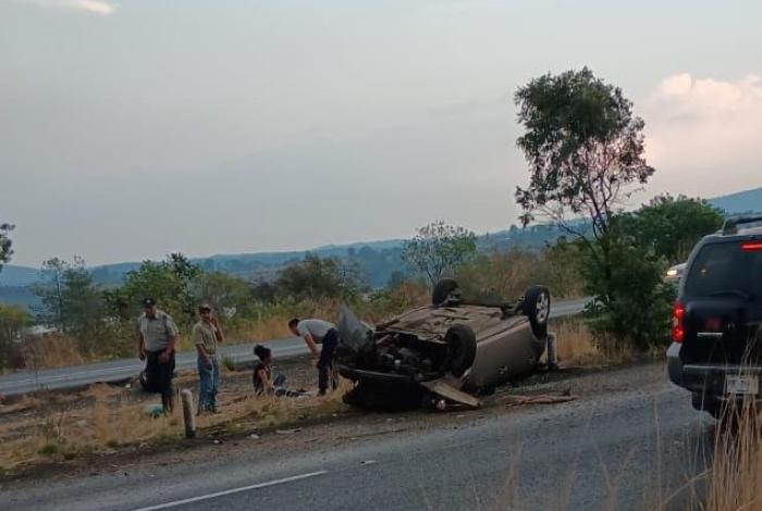 Pierde el control de su auto y se vuelc4