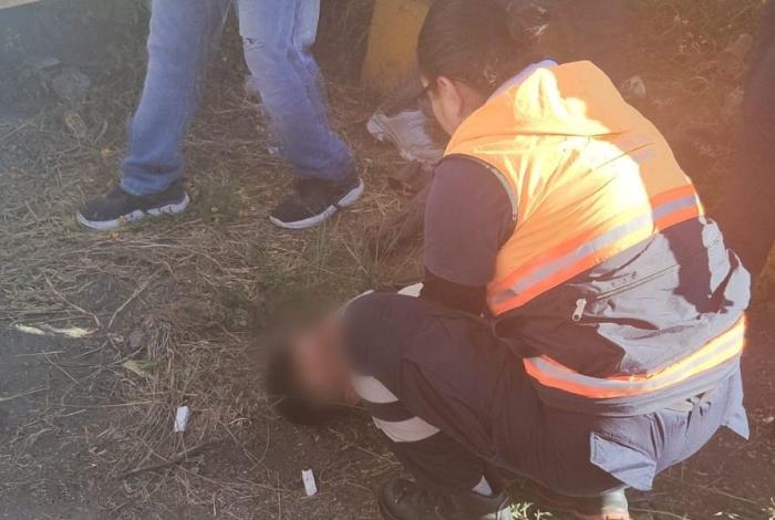 Pierde el control de su vehículo, y se estampa contra puente peatonal de Tarímbaro