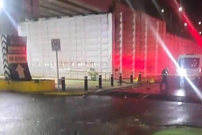 Pierde el control del auto y choca contra barrera de contención en Morelia
