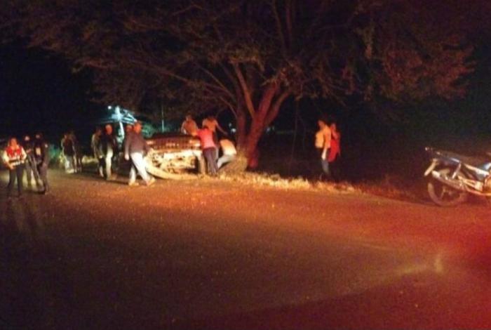 Pierde la vida al volcar su camioneta