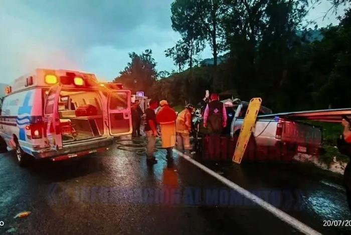 Pierde la vida conductor de camioneta que impactó contra valla de contención en la Siglo XXI
